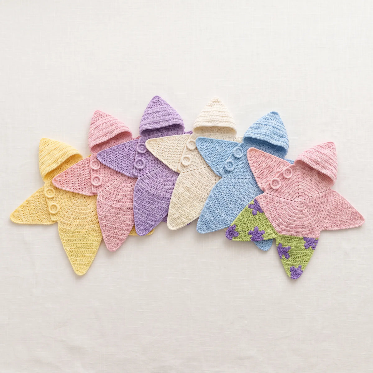 Les coloris du Pyjama Étoilé : jaune, rose, lilas, crème, bleu